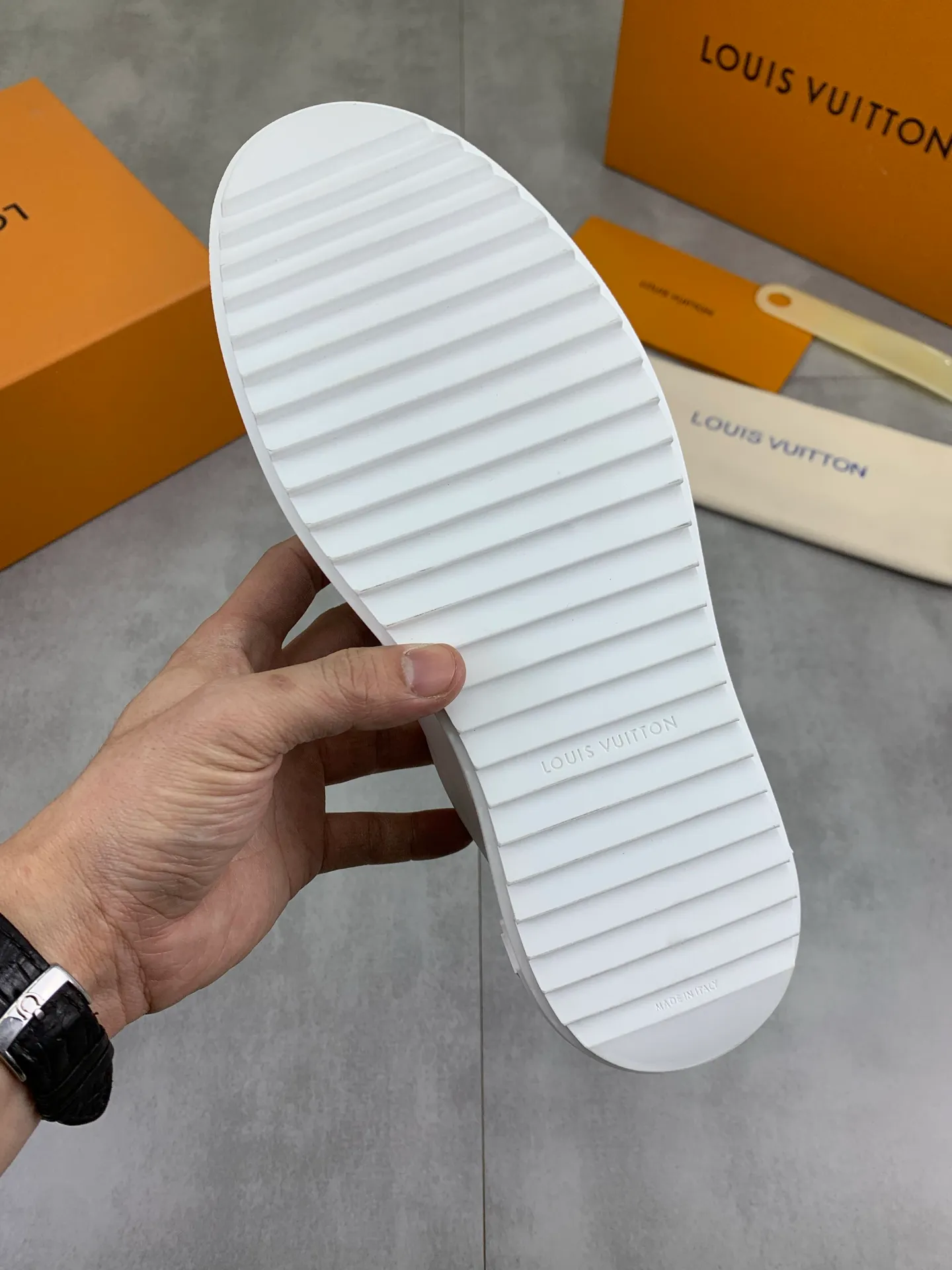 Factory price P700 💶 Top version [LOUIS VUITTON] Couple 🧑‍🤝‍🧑 Craftsman style Counter series (original order) New style 🍀LV Louis Vuitton - top version LV classic high-top trendy shoes! Made of imported original craft calfskin, original breathable lining, and original wear-resistant, lightweight, high-end TPU outsole! High quality products! 3️⃣ colors available, code numbers: female 35-39, male 39-44 (female 40, male 45 46 customized)
